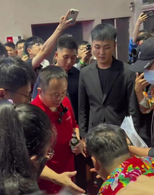 高忆管理 如何看待车展上，周鸿祎被投喂鹅肉？